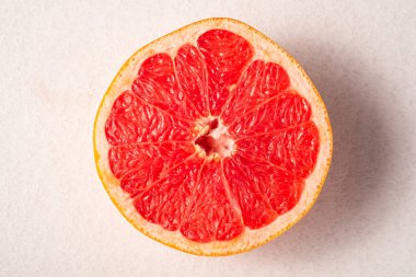 Greyfurt yarı makro, tropikal yaratıcı minimal gıda meyve konsepti, beyaz arka plan, canlı renkler, üst görünüm seçici odak