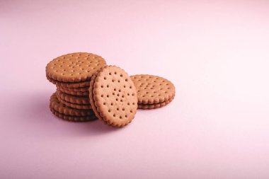 Kremalı çikolatalı sandviç, marketten alınmış tatlı, pembe pastel arka planda, açı manzaralı.