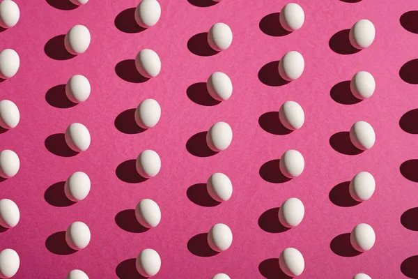 Pembe Mor Renkte Beyaz Yumurta Deseni Sade Arka Plan Açı — Stok fotoğraf