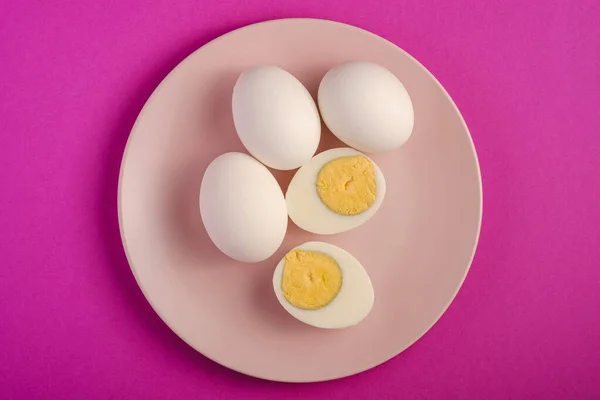 Œuf Blanc Avec Des Œufs Bouillis Décortiqués Dans Une Assiette — Photo