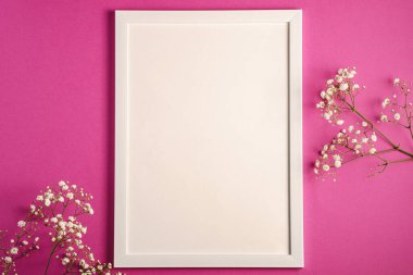 Beyaz çerçeveli boş şablon, çigila çiçekleri, pembe mor arka plan, model kart