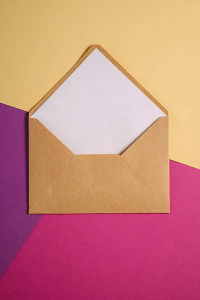 Kraftpapier Bruine Enveloppe Met Witte Lege Kaart Roze Paarse Crème — Stockfoto