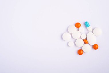 Parlak beyaz zemin üzerine haplar ve haplar, sağlık sigortası konsepti, antibiyotikler ve tedavi, üst düzey kopya alanı
