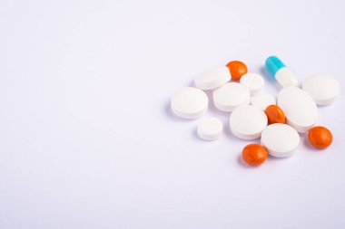 Parlak beyaz arka plan, sağlık sigortası konsepti, antibiyotikler ve tedavi, açı görünümü kopyalama alanı