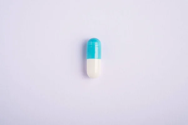 浅白背景的单蓝色药丸 医疗理念 抗生素和疗法 顶视图复制空间 — 图库照片