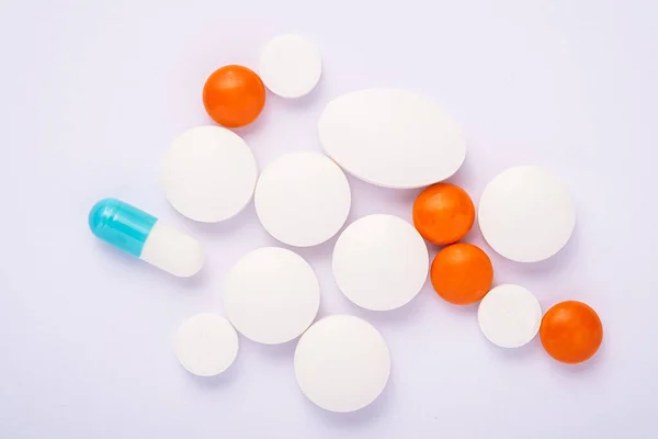 亮白背景的药丸和药片 医疗保健医学概念 抗生素和疗法 头条新闻 — 图库照片