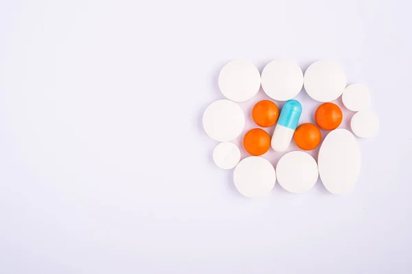 Comprimidos Comprimidos Sobre Fundo Branco Brilhante Conceito Médico Saúde Antibióticos — Fotografia de Stock