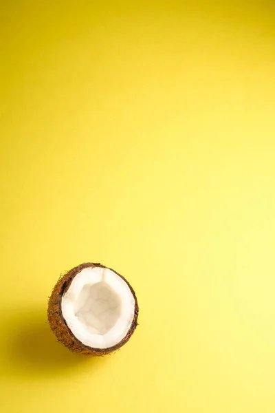 Fruta Coco Único Fundo Liso Amarelo Conceito Tropical Comida Abstrato — Fotografia de Stock