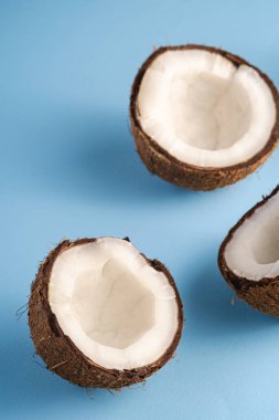 Mavi renkli parlak arka planda hindistan cevizi meyveleri, soyut gıda tropik konsept, açı görünümü makro