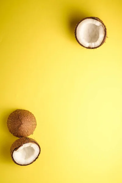 黄色の平地の背景にココナッツの果物 抽象的な食べ物熱帯の概念 トップビューのコピースペース — ストック写真