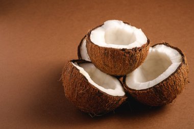 Kahverengi arka planda hindistan cevizi meyveleri, soyut gıda konsepti, açı görünümü kopyalama alanı