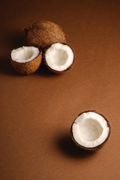 Fruits Noix Coco Sur Fond Brun Uni Concept Tropical Alimentaire — Photo