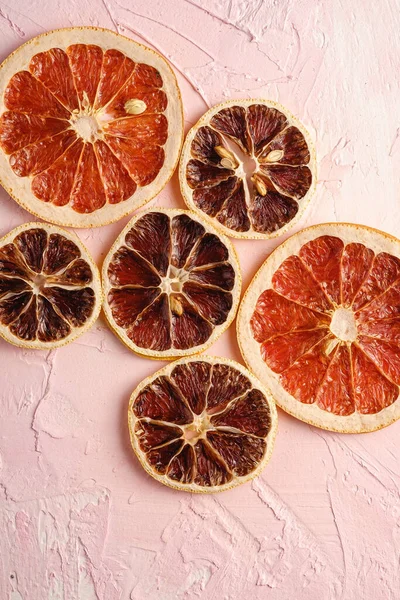 干柠檬和柚子片 带有粉红色质感背景的柑橘类水果 — 图库照片