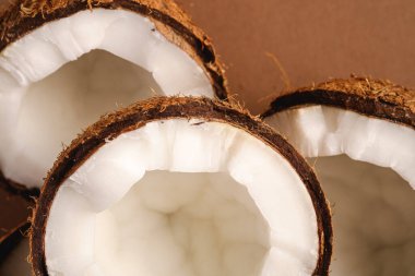 Kahverengi arka planda hindistan cevizi meyveleri, soyut gıda tropik konsept, üst görünüm makro