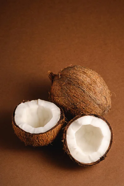 Fruits Noix Coco Sur Fond Brun Uni Concept Tropical Alimentaire — Photo
