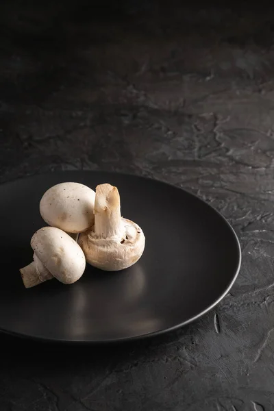 Trois Champignons Champignon Nourriture Saine Sur Plaque Noire Sur Fond — Photo