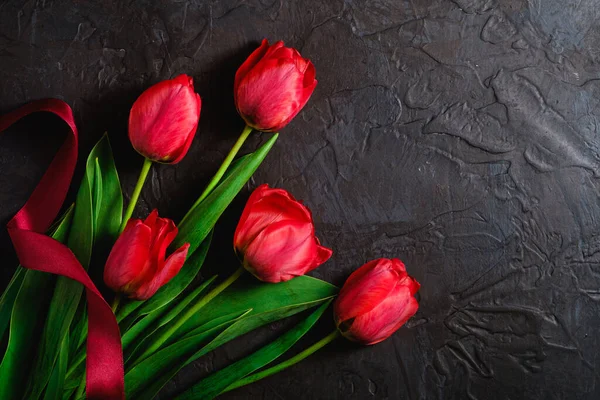 Red Bunch Tulip Flowers Red Ribbon Textured Black Background Top — Stock Photo, Image