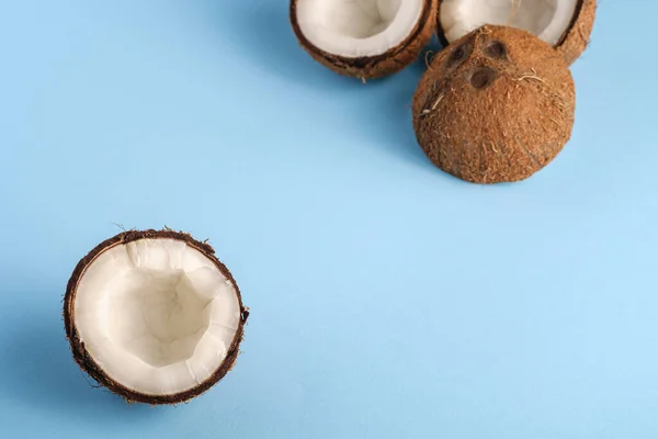 青鮮やかな平底の背景のココナッツフルーツ 抽象的な食べ物熱帯の概念 角度ビューマクロ — ストック写真
