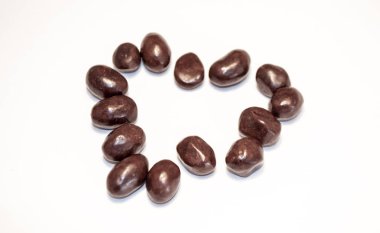 Beyaz arka planda izole çikolata fıstık.