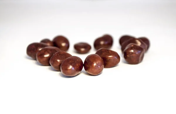 Amendoim em chocolate isolado no fundo branco . — Fotografia de Stock