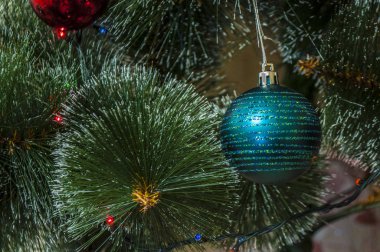 Renkli arka plan ile dekore edilmiş Noel ağacı