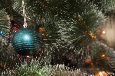 Renkli arka plan ile dekore edilmiş Noel ağacı