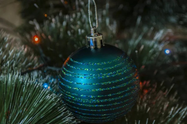 Bunter Hintergrund mit geschmücktem Weihnachtsbaum — Stockfoto