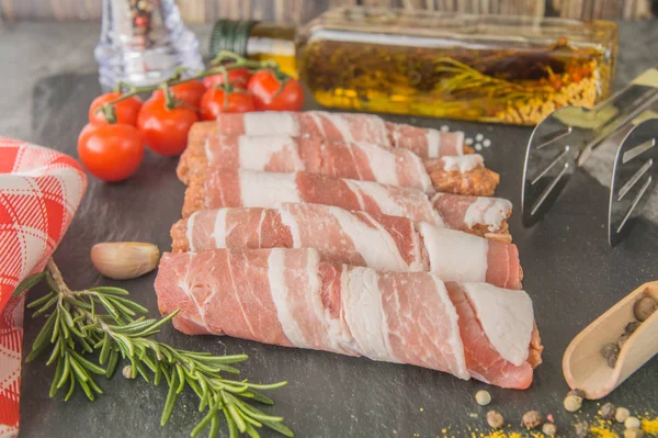 Szalonnába Csomagolt Darált Hús Balkáni Kolbász Cevapcici Közelkép — Stock Fotó