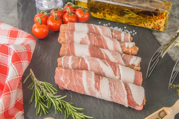 Szalonnába Csomagolt Darált Hús Balkáni Kolbász Cevapcici Egy Palán Fűszerekkel — Stock Fotó