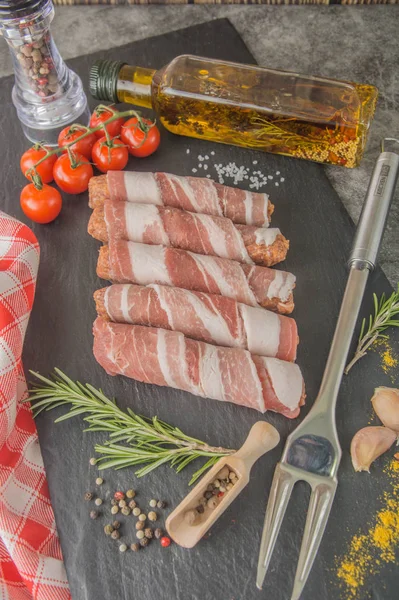 Szalonnába Csomagolt Darált Hús Balkáni Kolbász Cevapi Egy Palán Fűszerekkel — Stock Fotó