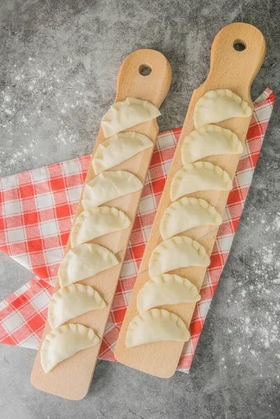 Rohe Vareniki Mit Kartoffeln Auf Holzbrett Draufsicht — Stockfoto