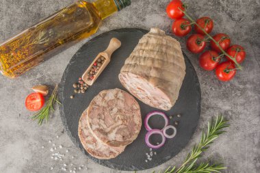 Kas, siyah tahtada kesilmiş ezilmiş bir et parçasıdır. Baharatlı, biberiyeli, domatesli. Yatay fotoğraf.