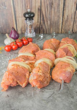 Çiğ salamura kebap ve keskin şişler. Baharatlı kenar görünümü.