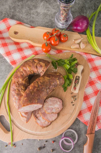 Saucisse Viande Hachée Coupée Petits Morceaux Sur Une Planche Bois — Photo