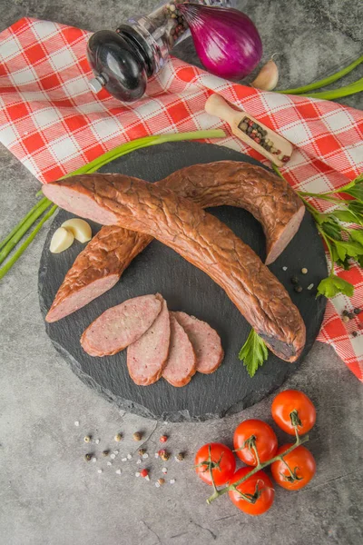 Natuurlijke Zelfgemaakte Worst Met Specerijen Stukken Gesneden Met Knoflook Kruiden — Stockfoto