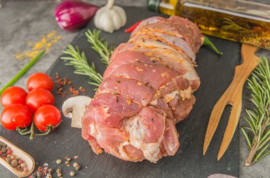 Siyah tahtada sicimle kaplı köfte, baharatlar ve et çatalı, yan görünüş, yakın çekim.