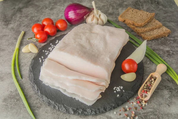 Gros Morceau Graisse Blanche Saupoudré Gros Sel Sur Ardoise Noire — Photo