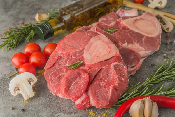 Nyers Ossobuco Steak Fűszerekkel Kíséretben Főzés Előtt Közelkép — Stock Fotó