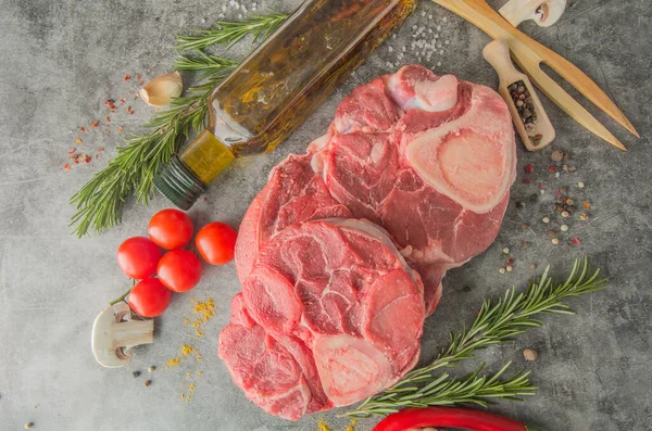 Nyers Ossobuco Steak Fűszerekkel Kíséretben Főzés Előtt Felülnézet — Stock Fotó