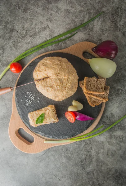 Een Stuk Gesmolten Reuzel Leisteen Met Specerijen Bruin Brood Een — Stockfoto