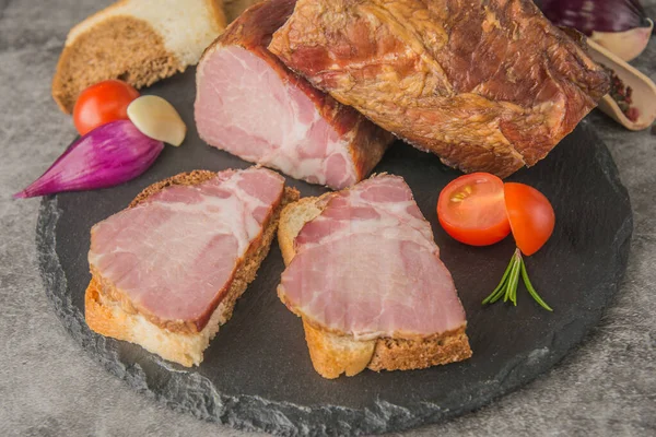 Twee Grote Stukken Gerookt Vlees Stukken Gesneden Brood Zwarte Leisteen — Stockfoto