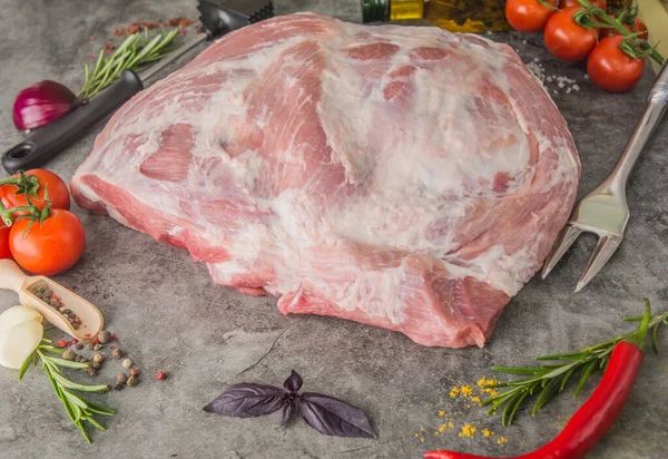 Сырое Свиное Плечо Большой Кусок Сырого Мяса Вокруг Мясного Ножа — стоковое фото