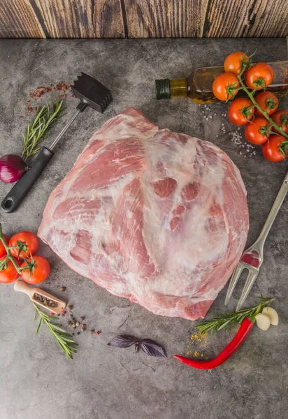 Сырое Свиное Плечо Большой Кусок Сырого Мяса Вокруг Мясного Ножа — стоковое фото