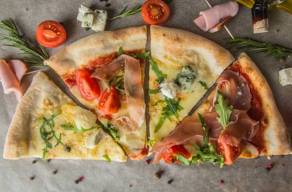 Plasterki Pizzy Pergaminie Widok Góry Radykalnie Posypane Przyprawy Składniki Pizza — Zdjęcie stockowe
