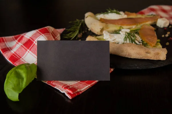 Zwarte Visitekaartje Voor Tekst Achtergrond Stukken Pizza Een Zwarte Lei — Stockfoto