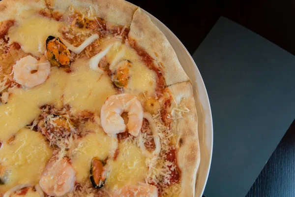 Üç çeyreklik karidesli pizza, siyah menüye karşı, mesajsız..