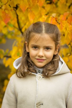 esmer kızla sarı sonbahar bir mahallede hafif bir ceket bırakın