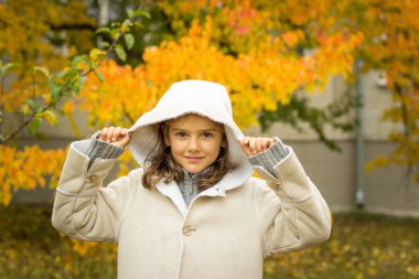 esmer kızla sarı sonbahar bir mahallede hafif bir ceket bırakın