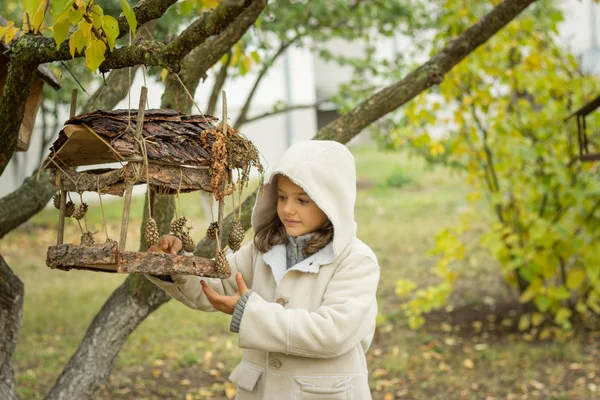 esmer kızla sarı sonbahar bir mahallede hafif bir ceket bırakın