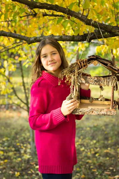 Fille brune aux cheveux longs en pull rouge en feuilles d'automne — Photo